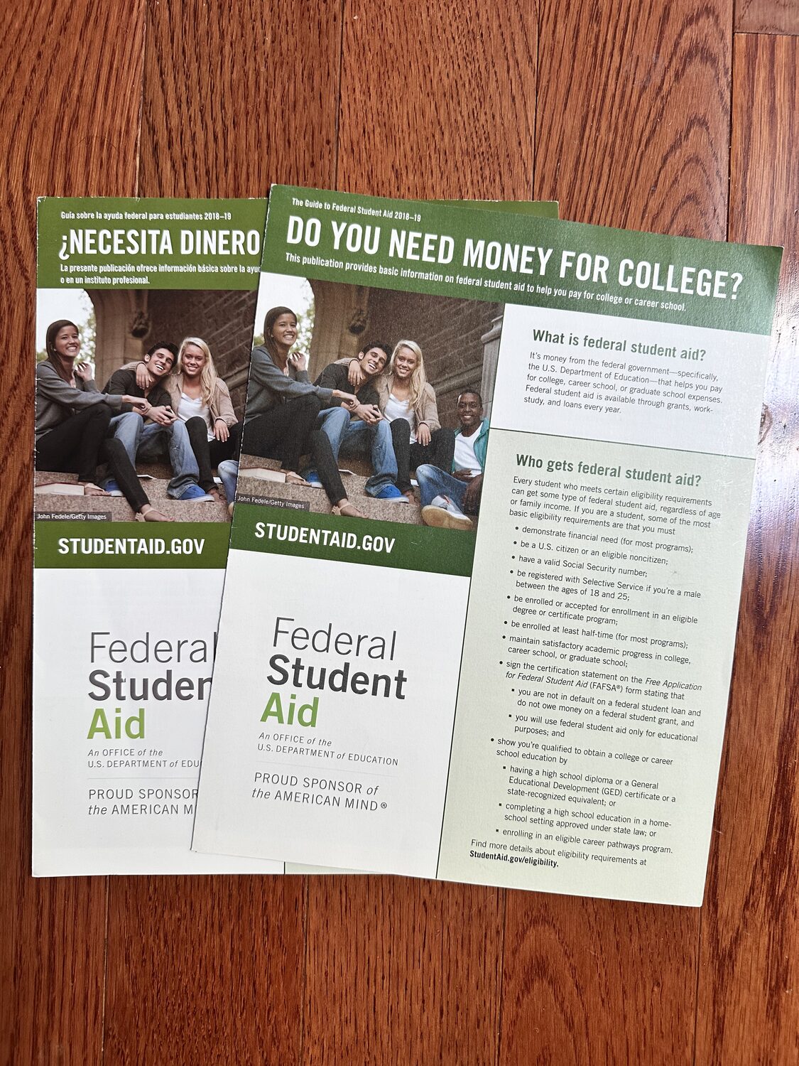 English and Spanish editions of the federal student-aid guide displayed side by side